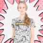 mulher usando camiseta branca da mulher maravilha