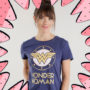 mulher usando camiseta roxa da mulher maravilha