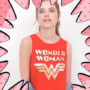 mulher usando camiseta regata vermelha da mulher maravilha