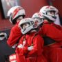 Influenciadores com macacão de piloto e capacete