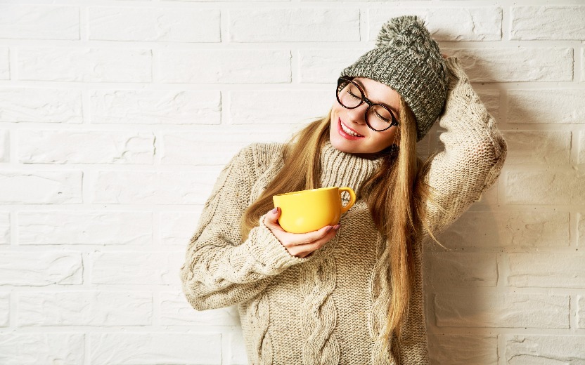 Menina com touca e roupa de frio