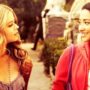 Alison e Emily olhando uma para a outra enquanto caminham