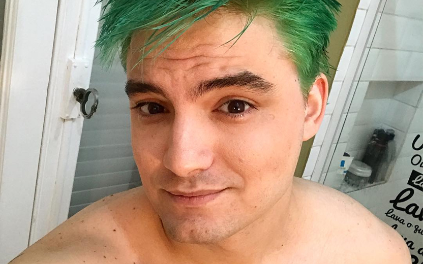 selfie do Felipe Neto com ele sem camisa e cabelo verde