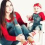Mãe vestida igual à filha com blusa vermelha e macacão