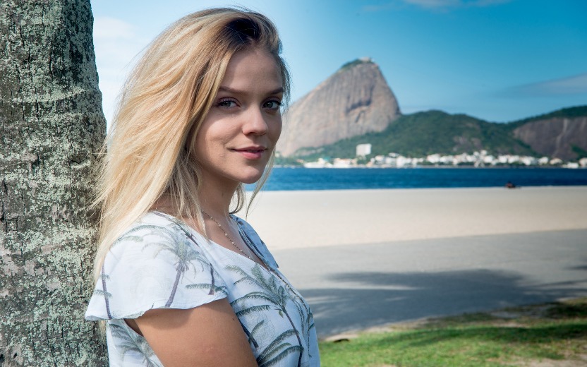 Atriz Gabi Lopes de perfil numa praia do Rio de Janeiro