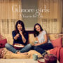 personagens de gilmore girls sentadas juntas assistindo tv