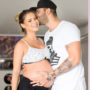 Gustavo Lima beija rosto de Andressa Suita e acaricia sua barriga. Ela está usando um top branco e deixa barriga a mostra