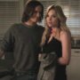 Hannah ao lado de Caleb, que olha para ela