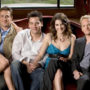 personagens de how i met your mother sentados em sofá vermelho