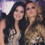 Larissa Manoela posa fazendo "beijinho" ao lado de Vih Tube