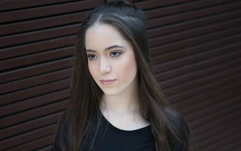Mayara Fernandes em pé de cabelo solto