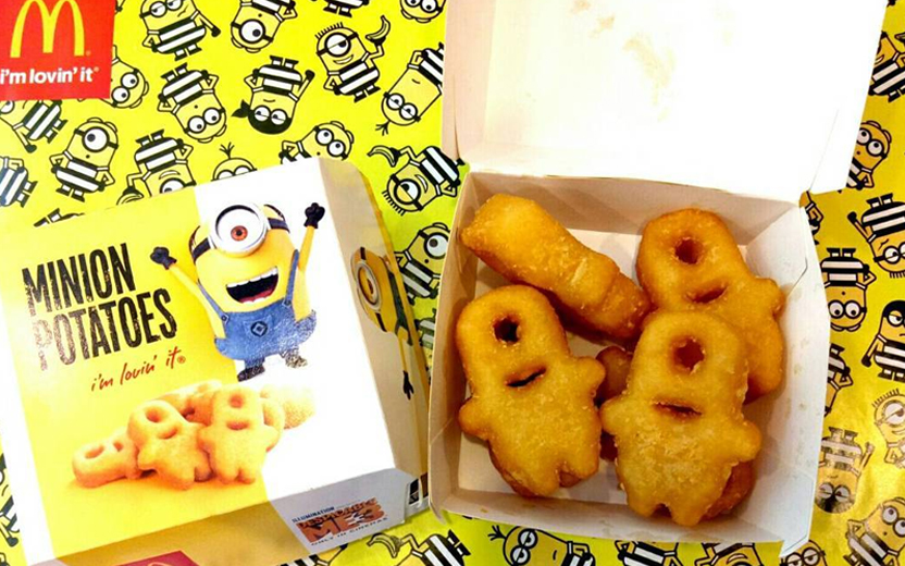 nuggets em formato de minions na caixinha do mc donald's que tem desenhos dos minios