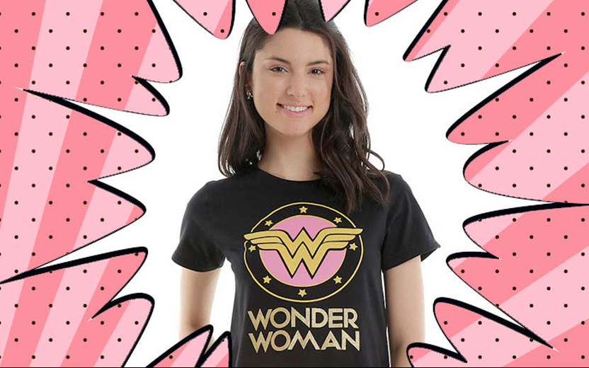menina usando camiseta preta da mulher maravilha