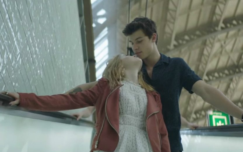 Shawn Mendes no clipe There's Nothing Holding me Back