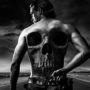 foto de sons of anarchy com o personagem principal e uma caveira em suas costas