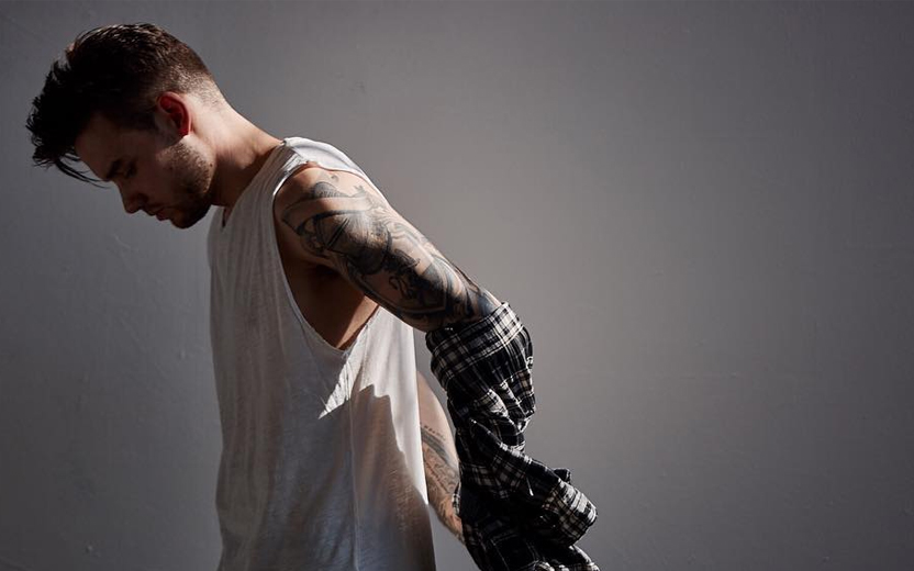 Liam Payne tirando camisa xadrez
