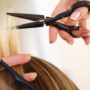 pessoa cortando o cabelo