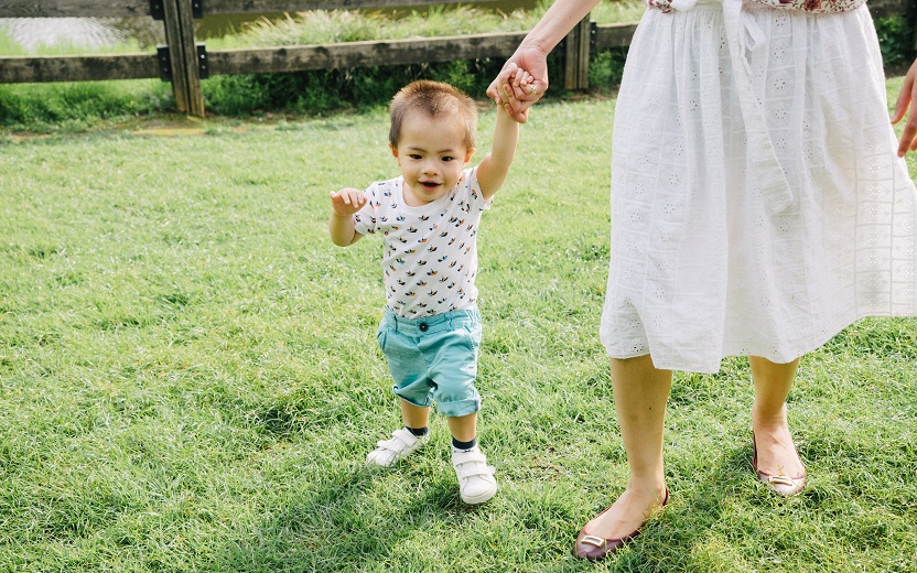 Filho caminhando com a mãe após gravidez