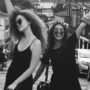 Ana e Vitória na rua de braços abertos
