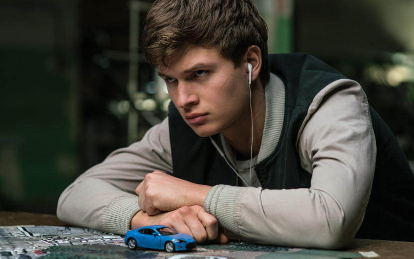 Ansel Elgort desembarca no Brasil para divulgar "Em Ritmo de Fuga"
