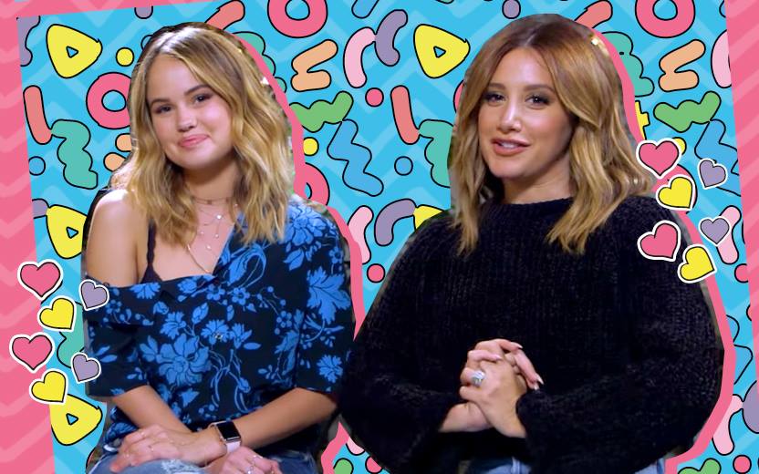 Ashley Tisdale e Debby com fundo azul e rosa com letrinhas