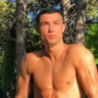 Cristiano Ronaldo sem camisa tomando sol em jardim