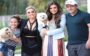 Flavia Pavanelli com seu pai, mãe, irmã e cachorros