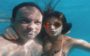 Flavia Pavanelli com seu pai debaixo de uma piscina