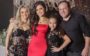 Flavia Pavanelli com sua mãe, pai e irmã vestidos de gala