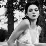 Kendall Jenner usando sutiã rendado branco, em preto e branco