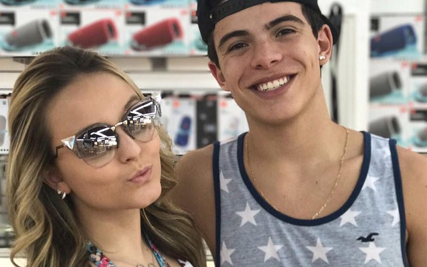 Thomaz Costa e Larissa Manoela lado a lado sorrindo