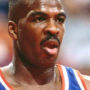 LeBron James usando uniforme de tiime de basquete em close durante jogo. Ele é careca e usa bigode