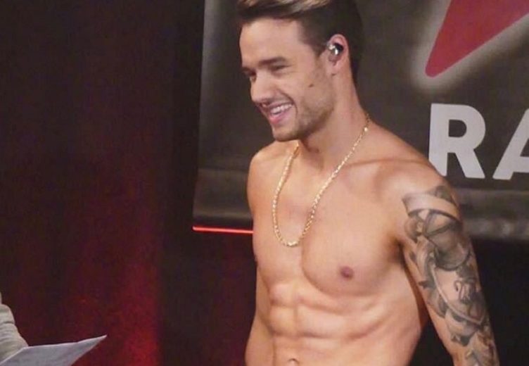 Liam Payne sem camisa