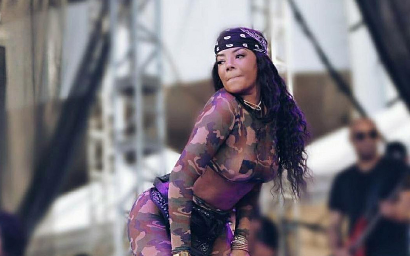 versão proibidão de Cheguei - Ludmilla dançando com roupa de camuflagem militar