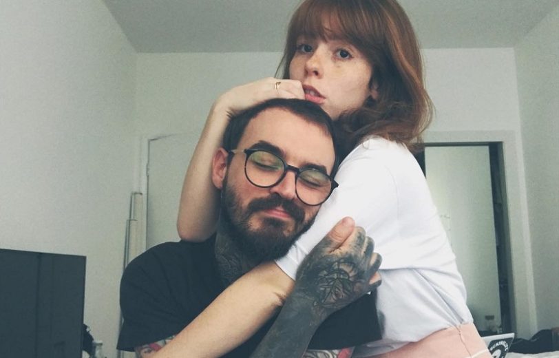 Pc Siqueira com braço tatuado e namorada
