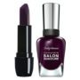 Esmalte e batom roxo