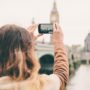 Moça fotografando a torre eiffel