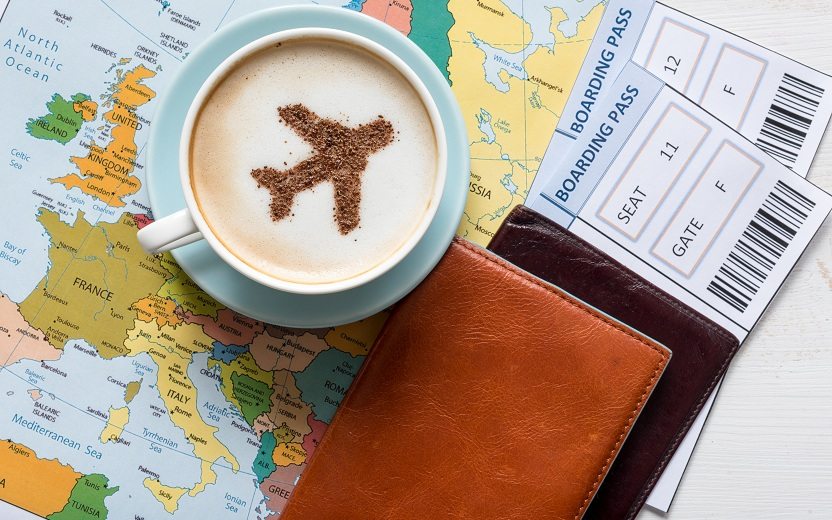 Itens para viagem de férias: passaporte, mapa, documentos e café