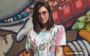 Flavia Pavanelli de camiseta colorida e óculos