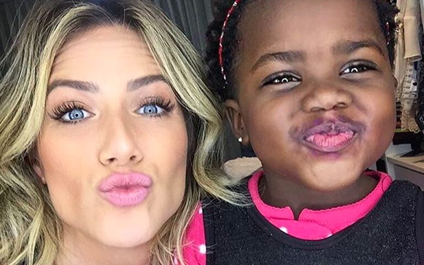 Giovanna Ewbank e Titi mandando beijinho