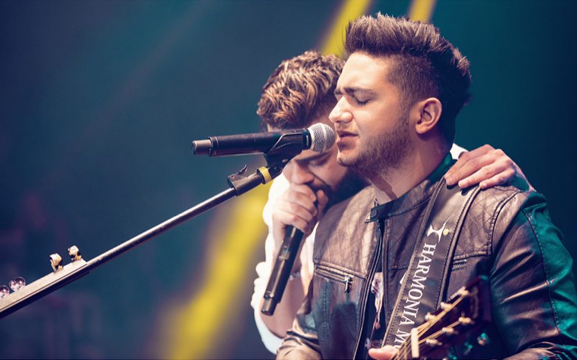 Henrique e Juliano cantando juntos em show