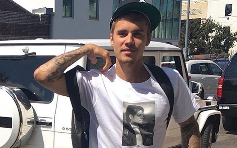 Justin Bieber, que acaba de lançar a música Friends, usando camiseta branca e boné