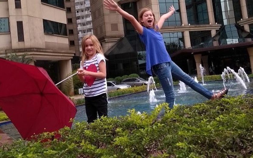 lily e chloe no brasil