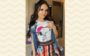 Looks da Larissa Manoela: camiseta divertida