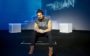 o cantor Luan Santana sentado em um puff com um letreiro "canta, Luan" escrito atrás