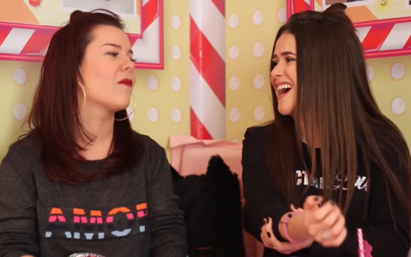 Maisa e Fernanda Souza conversando e rindo