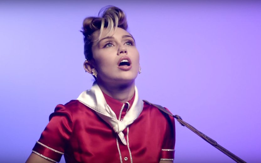 Miley se inspira em Elvis, beija senhorinha na boca e se sente mais jovem em "Younger Now"