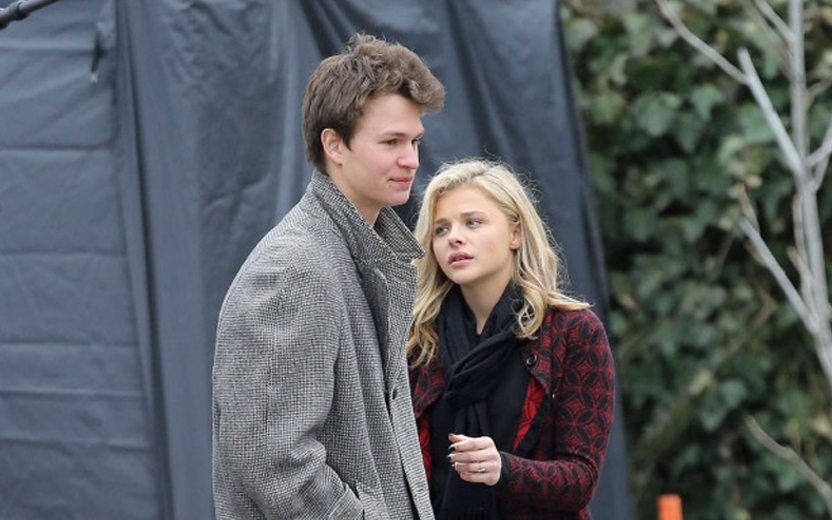 Chloë Moretz e Ansel Elgort em gravação do filme November Criminals