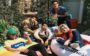 BAnda prettymuch santada num jardim