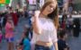 Valentina Schulz em pé de blusa branca